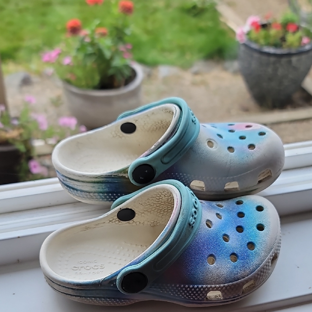 CROCS Kids Gradient Blue and White Sandals